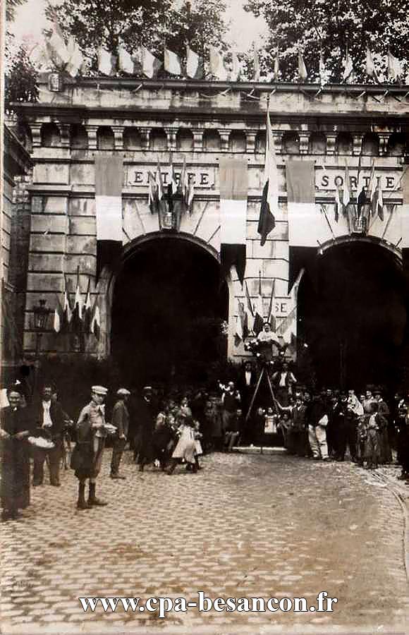 BESANÇON - La porte Battant pavoisée